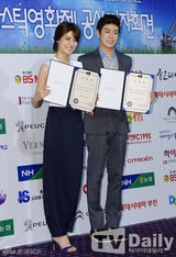 组图：李玹雨藤井美菜出席富川电影节记者会