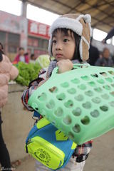 组图：《爸爸去哪儿》难度升级 小朋友独立买菜