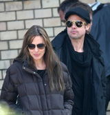 高清图：朱莉现身匈牙利 皮特贴身随行蜜吻秀恩爱