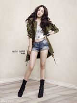 组图：韩国女星朴敏英牛仔裤写真秀修长美腿