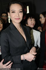 组图：舒淇看秀和男造型师贴面问候