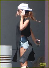 组图：蕾哈娜不规则裙装超个性 一路狂煲电话粥