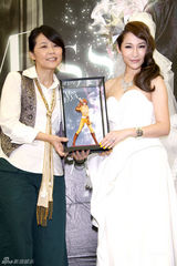 高清：萧亚轩化身纯美新娘 获赠10克拉钻石戒指