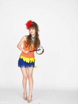 组图：佐佐木希玩变装秀 穿旗袍抱熊猫