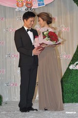 组图：谢婷婷安志杰甜蜜秀 对霆锋柏芝复合不表态