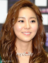 组图：韩星Uee携手李章宇担任《音乐银行》主持人