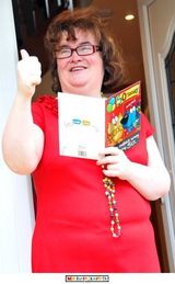 组图：苏珊大妈50大寿穿红裙 搬新家镜头前摆Pose