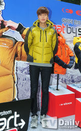 组图：李敏镐亮相粉丝签名会 大炫修长完美身型