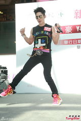 组图：吴建豪盼红馆开唱 签唱与粉丝亲密互动