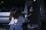 组图：比伯遇女粉丝追车拉手不放 V字手势告别