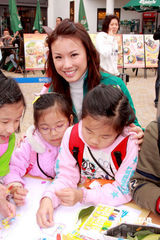 幻灯图：陈法蓉避谈感情问题 笑言蔡少芬生暗疮