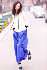 组图：张俪曝复古街拍大片 散发宝蓝爵士女人味