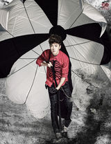 组图：王栎鑫变身冒险家 拉降落伞勇闯险境