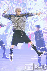 组图：SISTAR性感狂野MCD夺冠 鲁敏宇等表演