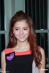 组图：李嘉欣白裙秀美背 吴千语谈林峰似有所指