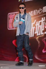 组图：张敬轩手指发黑 阿娇曝阿Sa为省钱吃出胃病