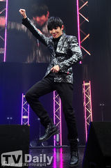 组图：韩团MBLAQ日本开唱 不顾形象大做鬼脸