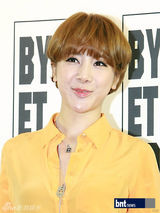 组图：韩星徐仁英黄色耀眼衬衫亮相活动引眼球