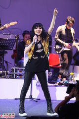 组图：徐佳莹首开个唱 偶像范晓萱站台助阵