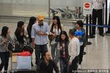 组图：彭于晏小黄帽现身机场 获女粉丝追捧害羞不已