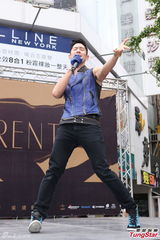 组图：吴建豪穿背心秀身材 幽默学大卫雕塑