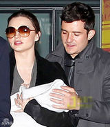 组图：米兰达生子后首亮相 布鲁姆面露慈祥父爱