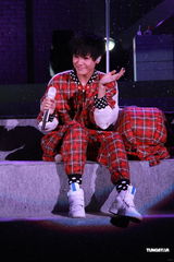 高清组图：何韵诗不改帅气风格 蘑菇头中性开唱