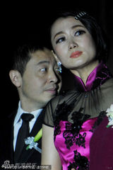 组图：贾樟柯赵涛风光回门 忆甘苦与父母相拥落泪