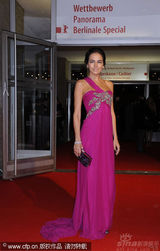 幻灯图：《发明之父》首映 三女星艳丽裙装比美