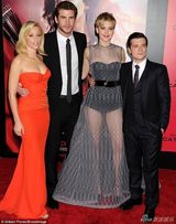 组图：劳伦斯紧身黑衣透视裙宣传大腿粗壮