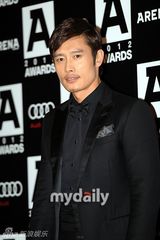 组图：李秉宪等出席A-Awards颁奖礼 朴恩智爆乳