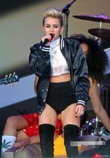 组图：塞勒斯开唱秀长腿 男女通吃与辣妹调情