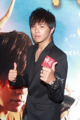 组图：柯有伦携《阵头》杀到香港 张学友曾志伟撑场