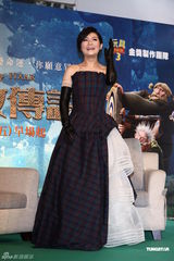 组图：Selina忍酷暑扮苏格兰公主配音动画片