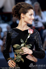 组图：超模威尼斯走秀 玉背全裸轻嗅玫瑰