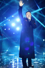 组图：《歌手2》韩磊玩饶舌韦唯嗲嗲音