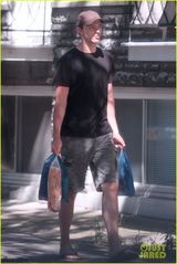 组图：劳伦斯悠闲骑单车 旧爱殷勤买早餐