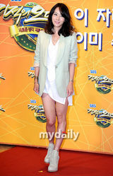 组图：金正恩李范秀任SBS台选秀节目评委出席宣传