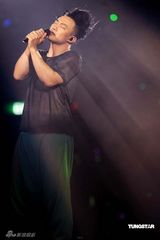 高清图：陈奕迅红馆开锣高唱 重温前辈经典之作