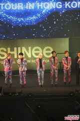 组图：韩国组合SHINee花衫开唱 台上劲歌热舞