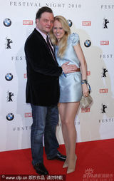 幻灯图：群星齐聚电影节之夜活动 布吉特举止出位