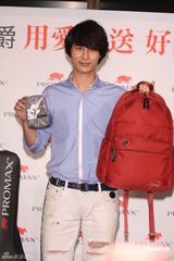 组图：严爵赠千万大礼为母庆生 另一半要孝顺