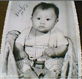 组图：韩庚罕见童年萌照曝光 头戴红帽酷似女孩