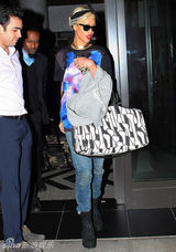 组图：蕾哈娜街拍LOOK 印花T恤搭配骨头图案包