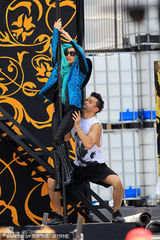 组图：Lady Gaga化身“蓝发魔女” 多伦多露天献唱