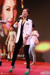 组图：李玟发新碟热歌辣舞 曝跟黄晓明学脏话