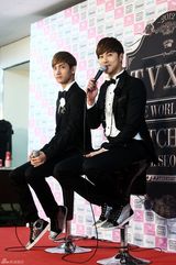 高清组图：东方神起巡演启动 首尔站亮相西装帅气