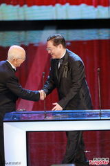 组图：邹文怀为吴思远颁发终身成就奖