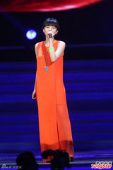 组图：中歌榜演唱会 刘惜君橙色长裙复古演唱