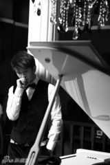 组图：郭家铭拍黑白色系写真 喜怒哀乐尽享生活韵律